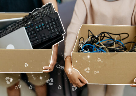 2 personnes portent des cartons avec leurs déchets électroniques