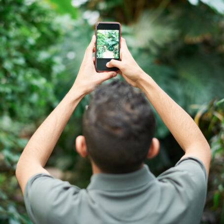 un homme prenant une photo