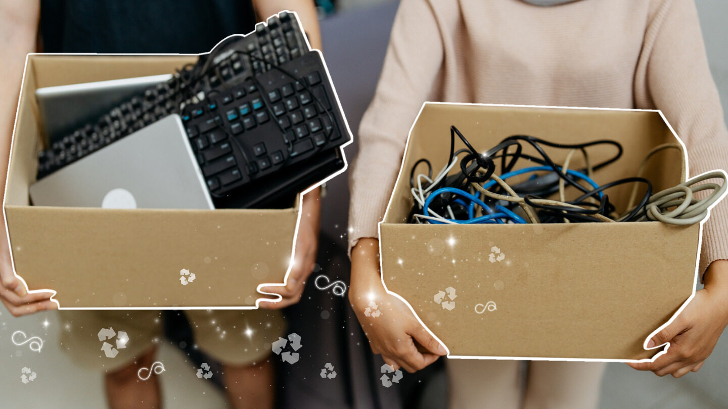 2 personnes portent des cartons avec leurs déchets électroniques