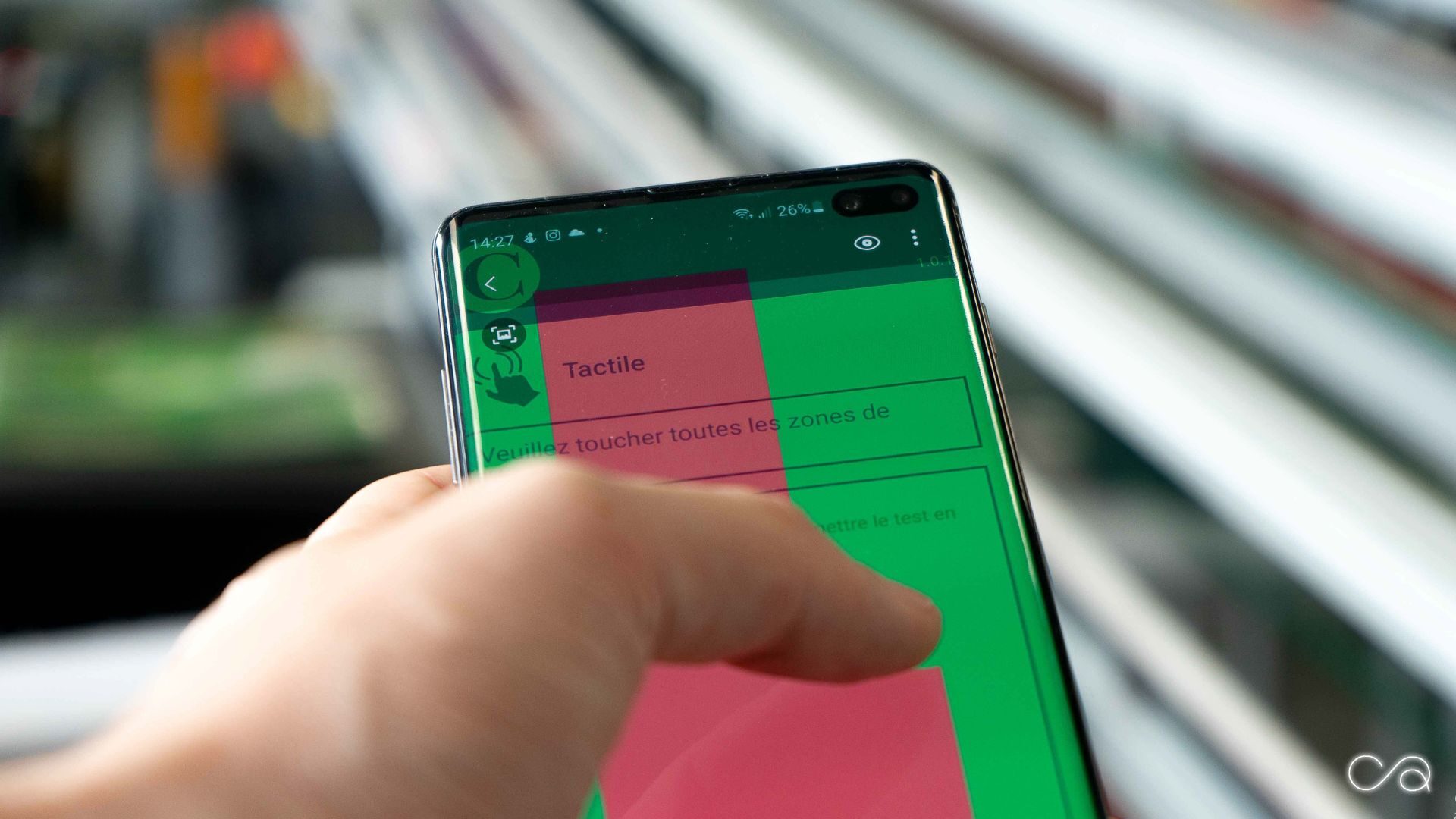 Un opérateur teste l'écran tactile d'un smartphone